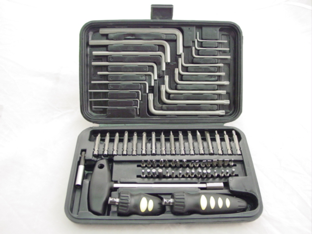 TOOL KIT - 71 PIECE DRIVERS + DRILL BITS + TOOLS NEW