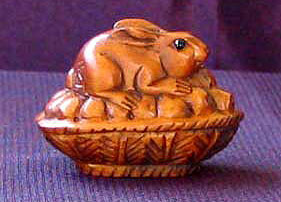 Hoppity HOP! CARVED BUNNY RABBIT BOXWOOD Bead 4128AT