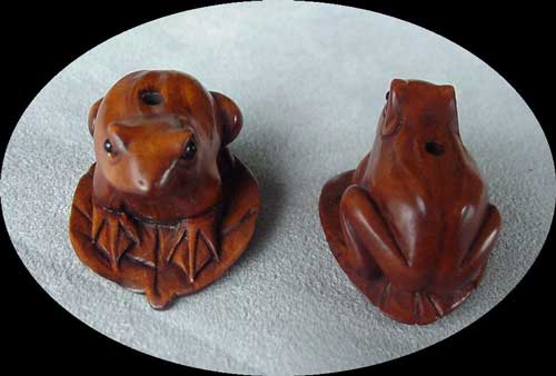 INTRICATELY CARVED Signed FROGGIE on a LEAF Bead 4128Q