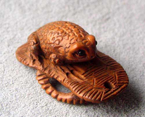 INTRICATELY CARVED Signed FROGGIE SLIPPER Bead 4128C
