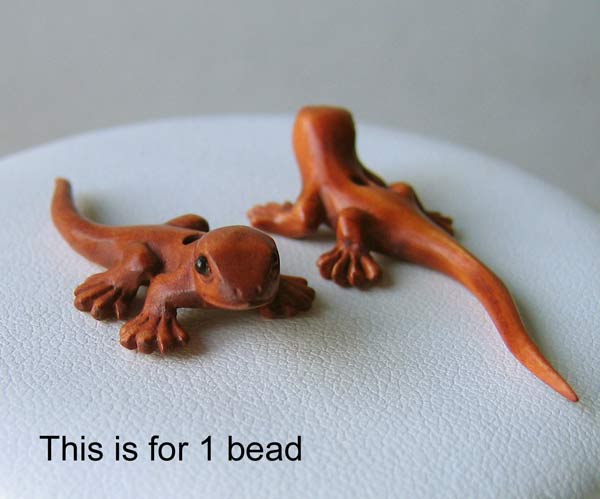 GECKO Hand CARVED & Signed LIZARD BOXWOOD Bead 4128FD