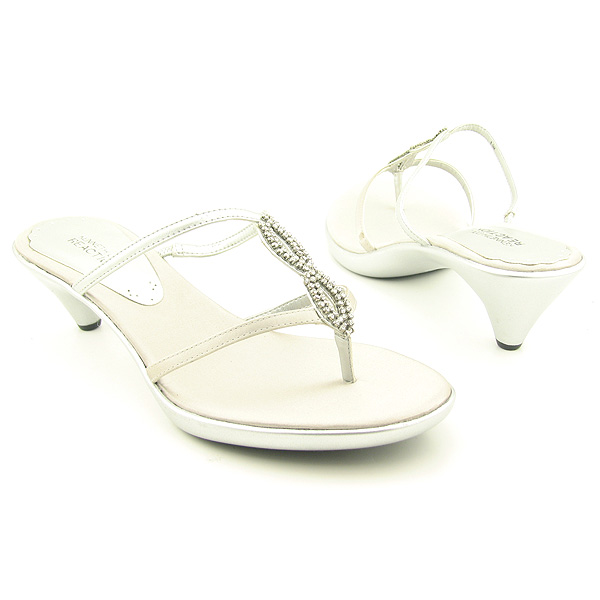 KENNETH COLE REACTION Doll-ightful Sandals Thongs Shoes Silver Womens