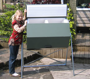 Composter's opening upright can access both sides